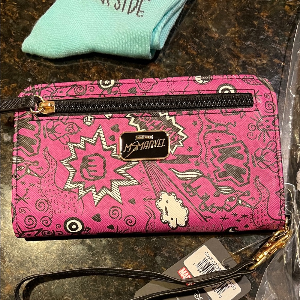 Ms Marvel wallet Wristlet / Star Wars & Disney Villians Heidi Klum Ursula socks - Picture 4 of 7